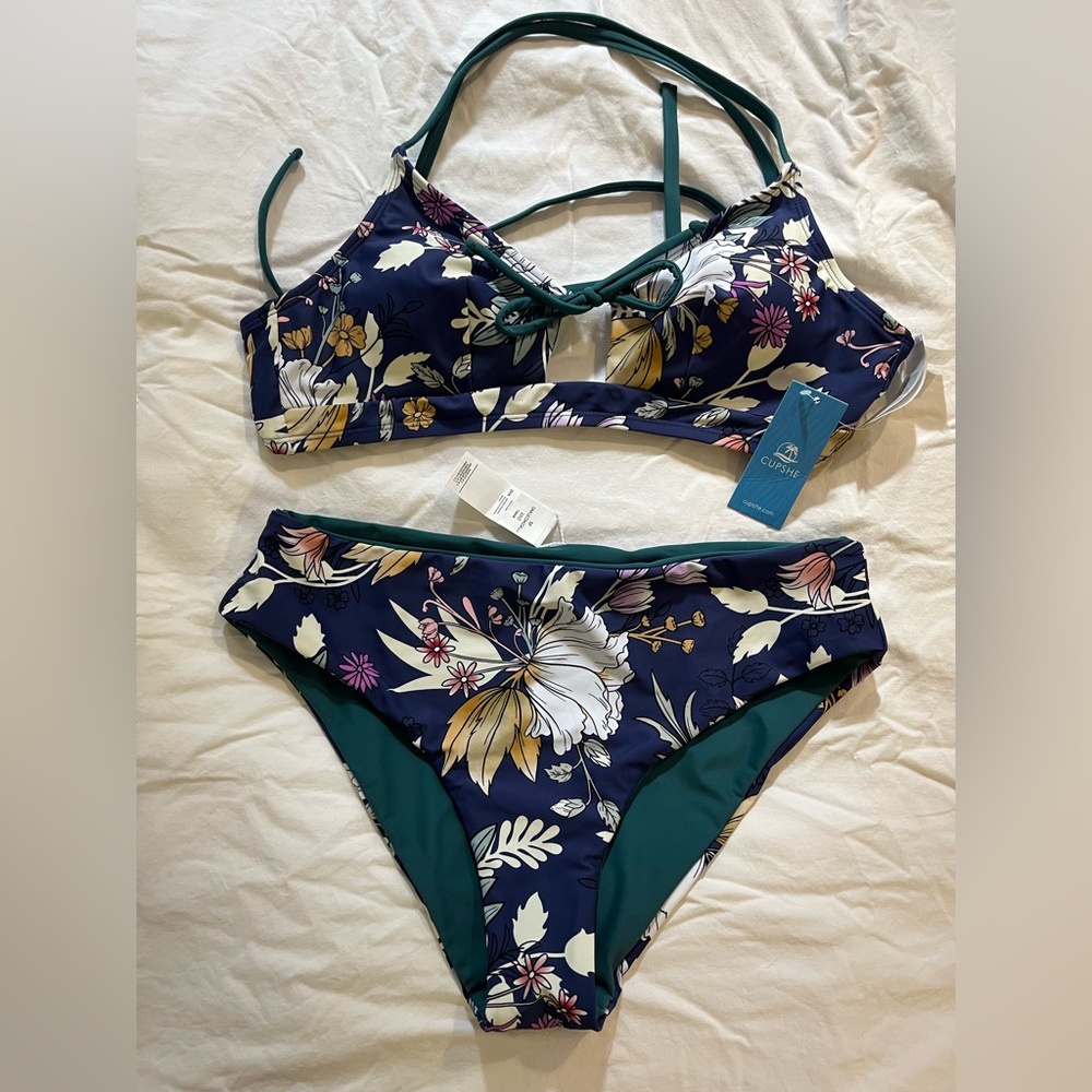 Cupshe bikini NWT. size Medium reversible bottoms